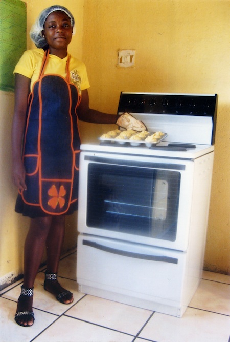 Ntokozo zeigt stolz ihre ersten gebackenen Muffins