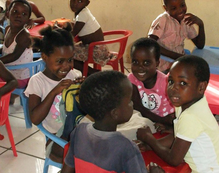 Die Kleinen vom Kindergarten warten auf das gemeinsame Programm