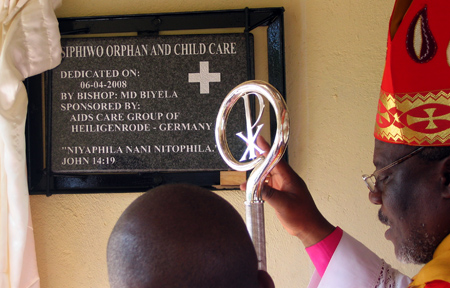 Bishop unveils the commemorating plaque